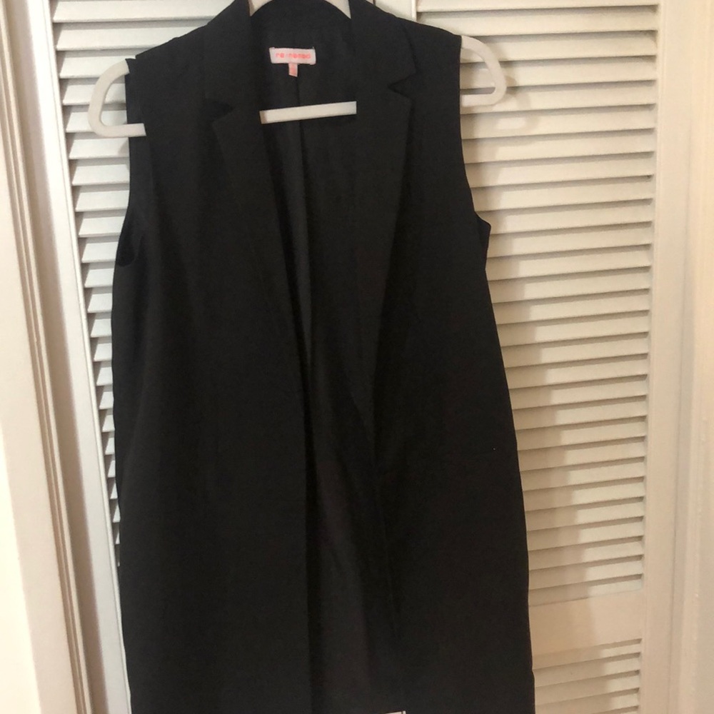 Long sleeveless vest black size small